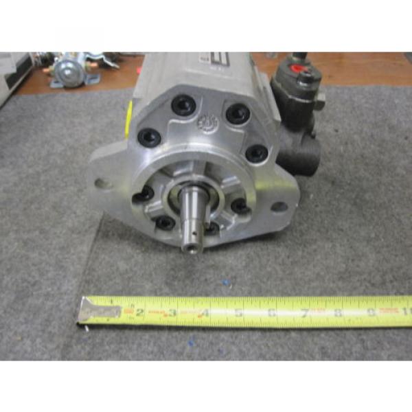 NEW SUNSTRAND DYNAMATIC LIMITED HYDRAULIC # 551101133190 Pump #2 image