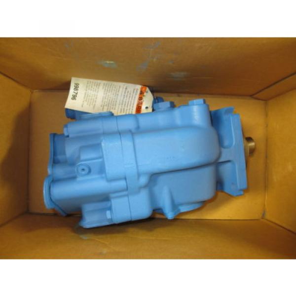 Vickers PVH057R01AA10A070000001AE1AB010 Hydraulic 877430 Eaton New Old Stk Pump #1 image