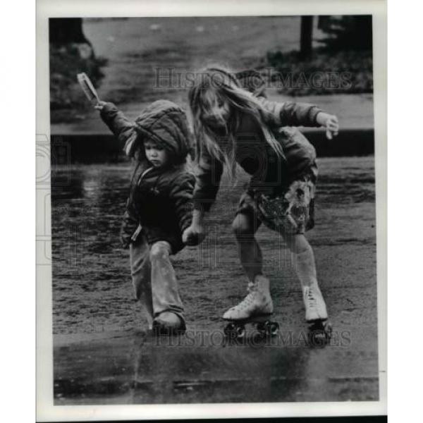 1978 Press Photo Crissi Bullet gets support roller skating from little sister #1 image